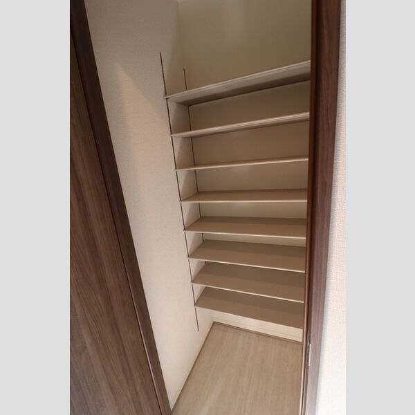 セレスティア白鳥206号室 玄関収納