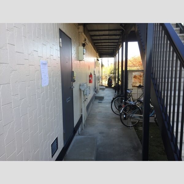 コーポグリーンヒル 1階玄関前共用廊下