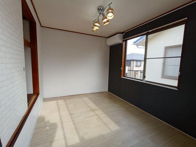 ペットと暮らす田喜野井戸建 壁紙を張り直し、エアコンも設置済みで快適に過ごせます。