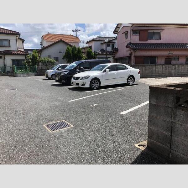 アール ユウナシオ 駐車場