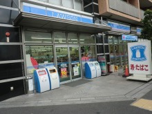 ソーラーハウス港南 【コンビニエンスストア】ローソン 港南三丁目店まで321ｍ