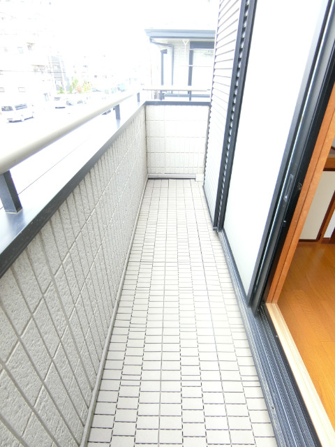 元郷一丁目貸家 リビングバルコニー