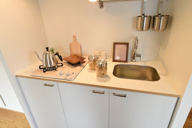 クレベール西新宿フォレストマンション 2口ガスコンロ/※家具小物等はイメージです