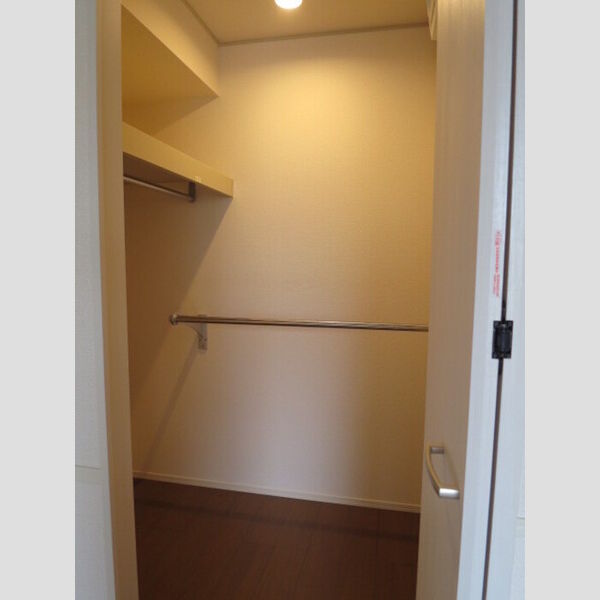 パインヒルズ胡録台303号室 ウォークインクローゼット