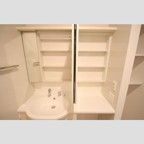 グランドゥール　シャルマン 洗面化粧台も収納スペース十分!