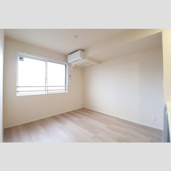 シェーンブルーメ横浜303号室 リビング