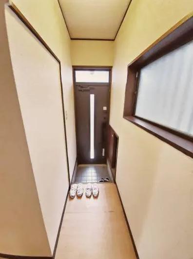 新座栄戸建て 窓があり明るい玄関