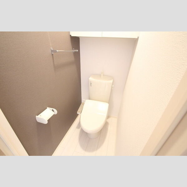 Ecke201号室 温水洗浄暖房便座付きトイレにはアクセントクロスを採用!