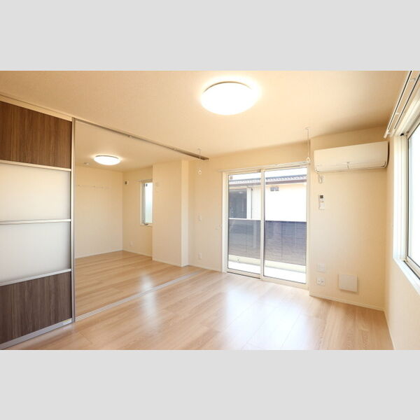 フォーリア　A リビングから洋室