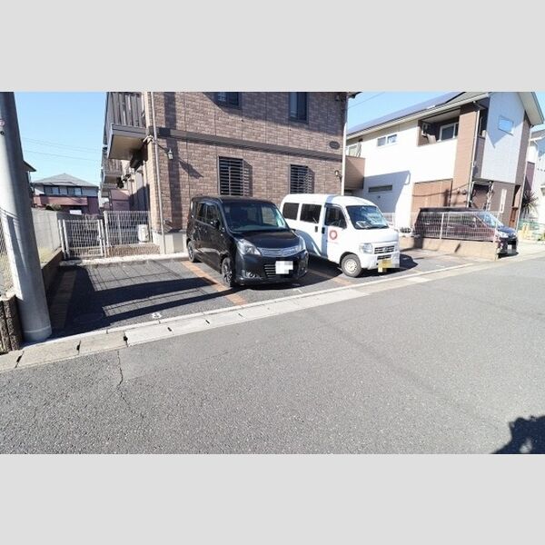 エミール・オガワ　A・B棟 駐車場