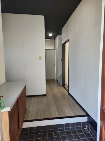 古戸戸建て 収納スペースもある明るい玄関