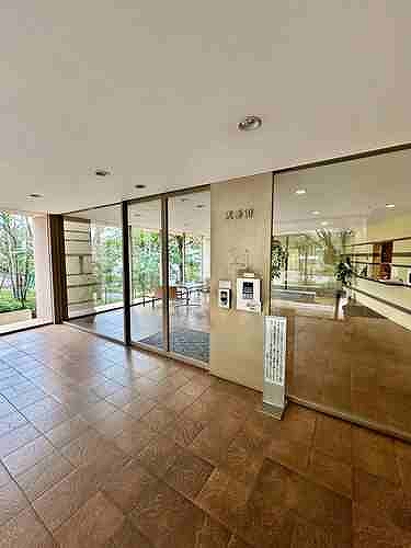 武蔵野レジデンス弐番街 エントランス　※２０２５年１０月撮影の写真