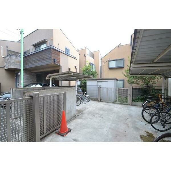 アーバンフラッツ弦巻303号室 駐車場