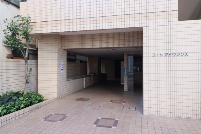 コート・アドヴァンス3階 エントランス