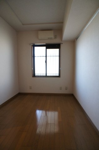 フロイデ勝田台壱番館0302号室 落ち着いた色調の洋室です