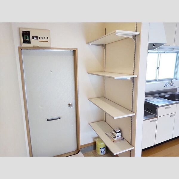 メゾン梨花201号室 玄関中(別角度)