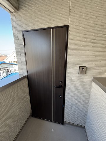 Ｓｏｌｅｉｌ　ＹＳ302号室 シックな桑炭色の玄関ドアです