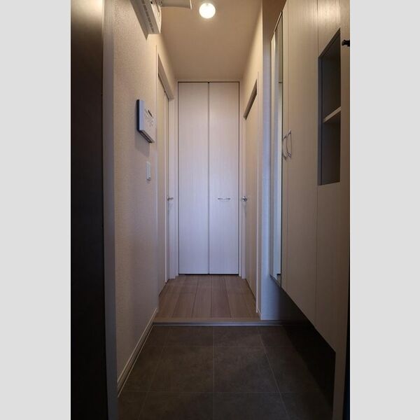 ウィンダムSK 玄関には鏡付きトールタイプシューズBOX