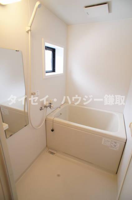 リリーヴィレッジＥ棟 窓のある浴室です