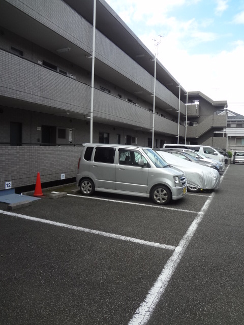ウィステリア壱番館 駐車場
