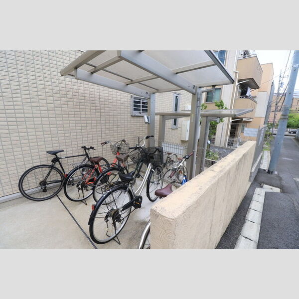 三花土202号室 駐輪場