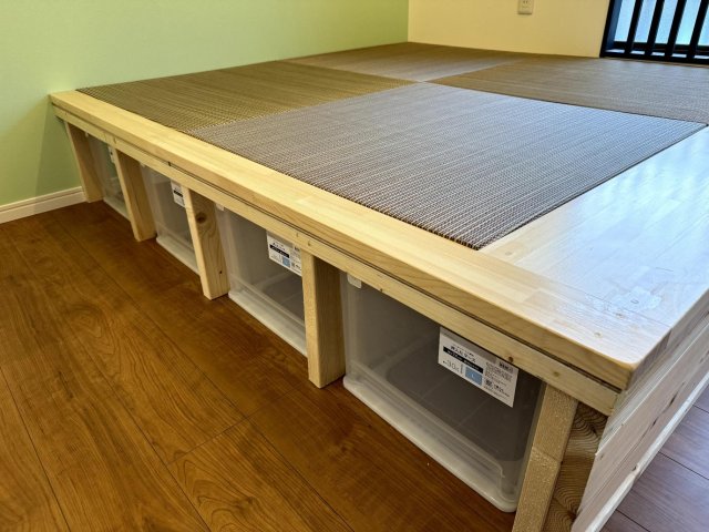 朝霞市宮戸 戸建て 小上がり下は大サイズの収納ボックス4つ。季節物の収納に