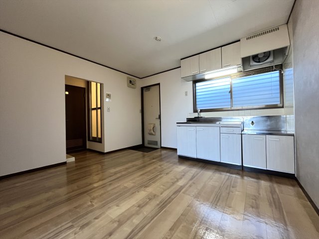 メゾン・マドレーヌ 同物件・別部屋画像。左右反転タイプ