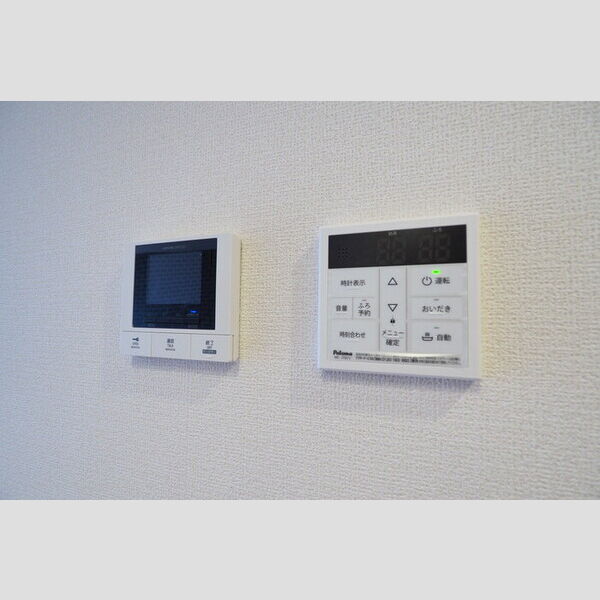 ヒルサイド207号室 モニター付きインターホン・給湯リモコン