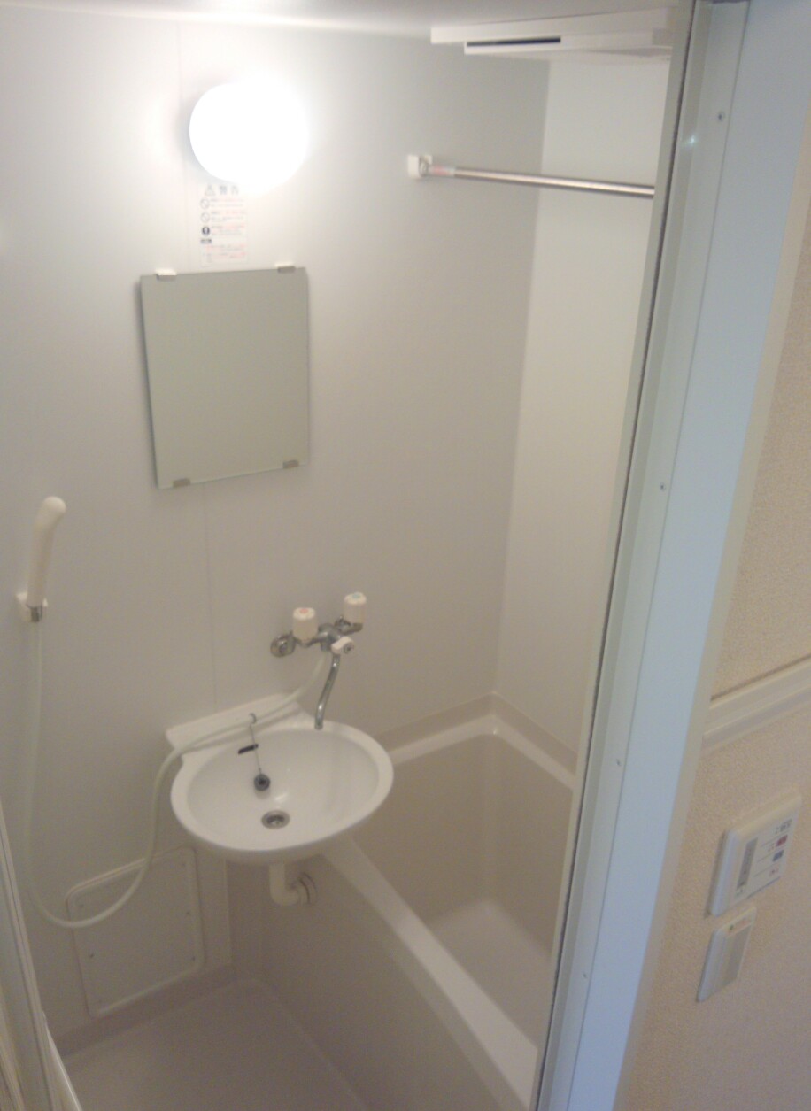 レオパレストラストワーズィ 浴室乾燥機付きで雨の日の洗濯も安心。