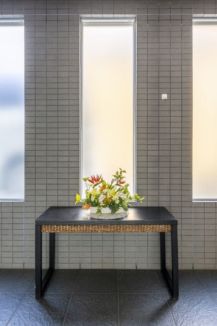 プリモ・レガーロ西大島0705号室 エントランス装飾。毎月装飾が変わります。