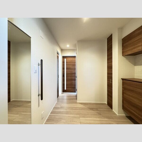 フレジア201号室 広い玄関ホールには収納たっぷり、姿見もあります♪