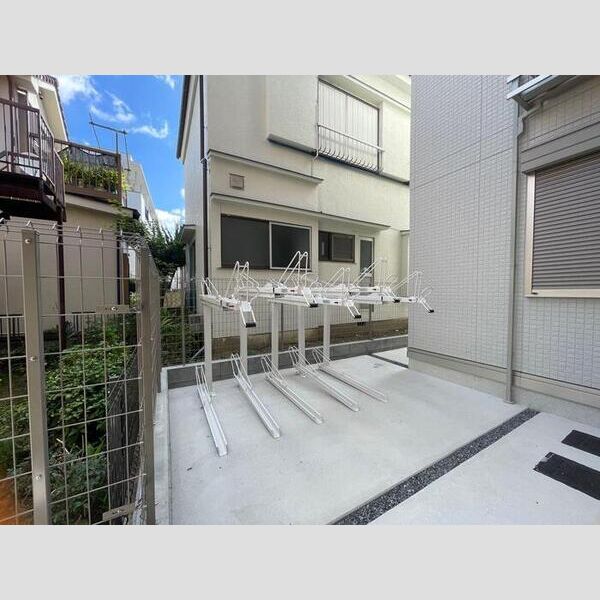 アヴァンス青井201号室 駐輪場