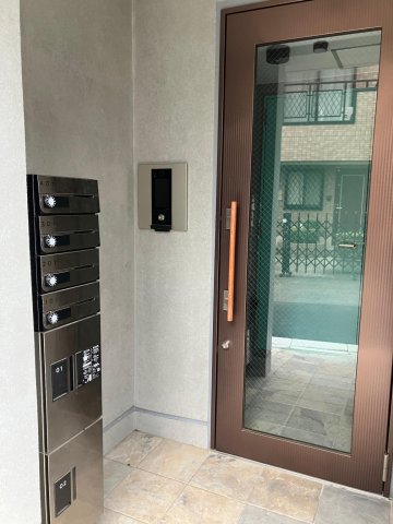 Bellevue石名坂201号室 オートロックのドアは各部屋からのインターホンで解除可能