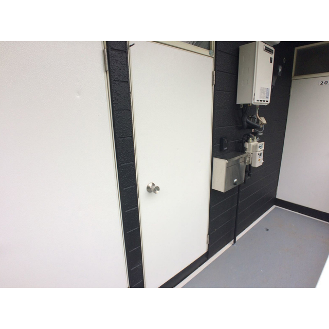 スリーパインズ204号室 玄関