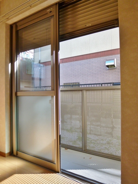 プレミア0104号室 ベランダ。シャッタ雨戸もついてます。