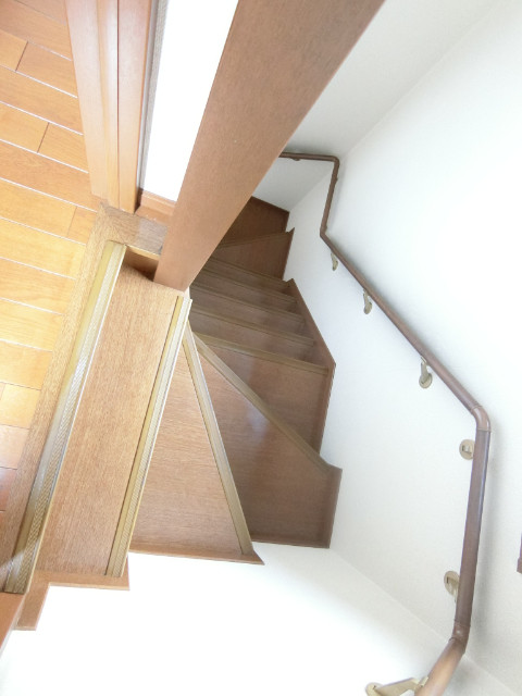 元郷一丁目貸家 階段に手すりがあります