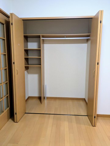 コーポKⅡ 洋室の収納はかなり広いです！幅158奥行83！