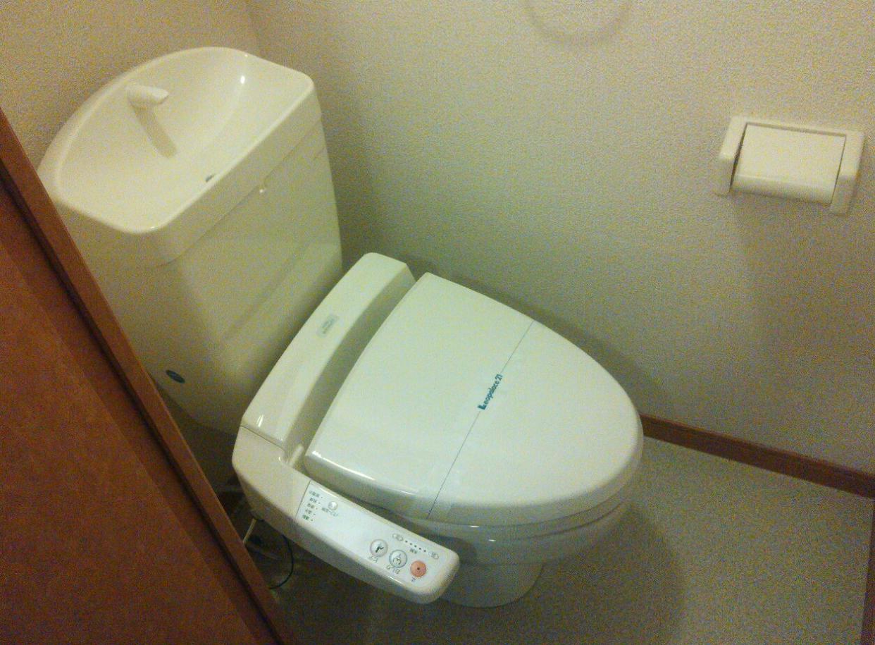 レオパレスセイクレッドヒルズ201号室 温水洗浄便座付き