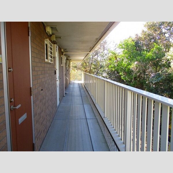 リヴァージュTaKaRa206号室 玄関前通路