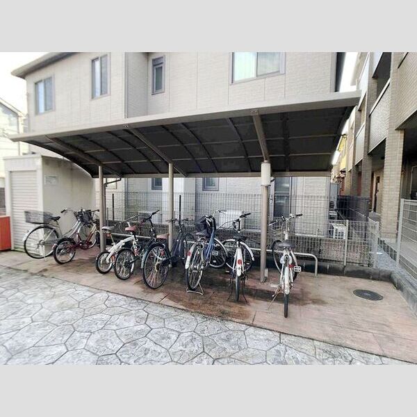 パウロニア106号室 駐輪場