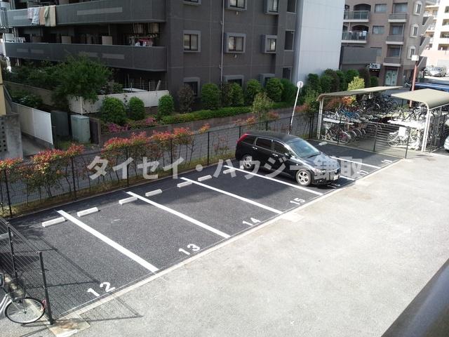 オーシャンビュー参番館0805号室 敷地内の駐車場です