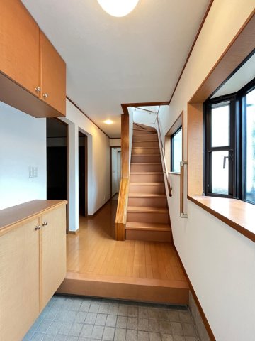 東越谷戸建 明るい出窓付きの玄関ホール