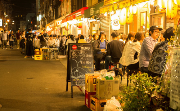 Log浅草／ログ浅草1003号室 ホッピー通り。 毎週月曜休み以外の日は多くの人で賑わっています。 Log浅草