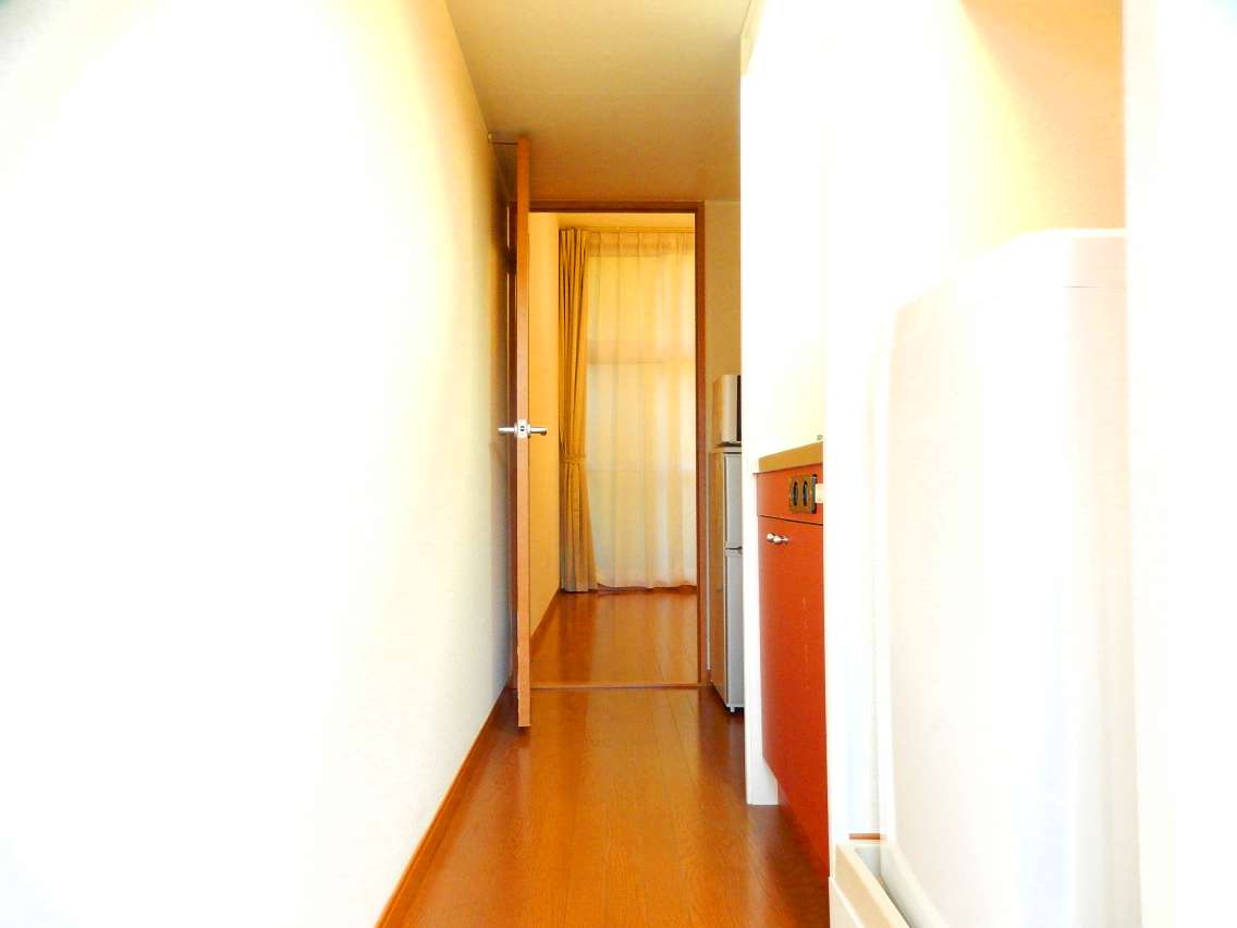 レオパレスエスアイユ107号室 すっきりとした廊下