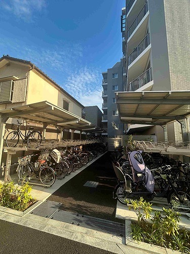 オープンレジデンシア北綾瀬プレイス1階 駐輪場