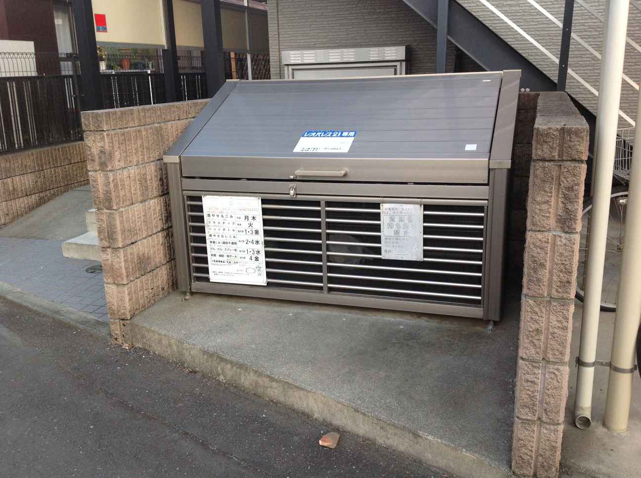 レオパレス上新井レジデンス203号室 ゴミ置き場