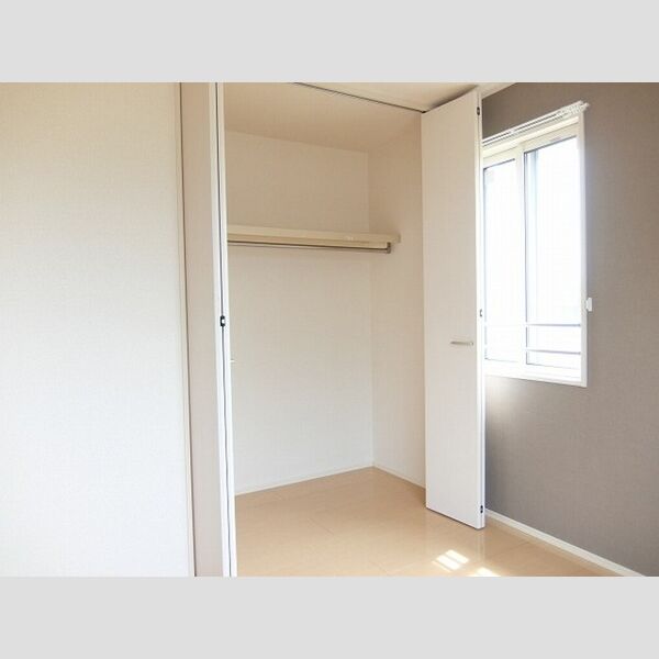 フローラル 上部も有効に使えるクローゼット