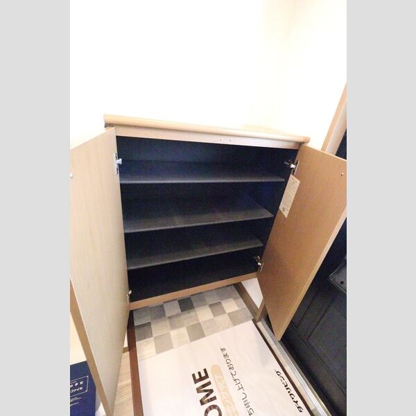 J・フローレ103号室 玄関のシューズボックス