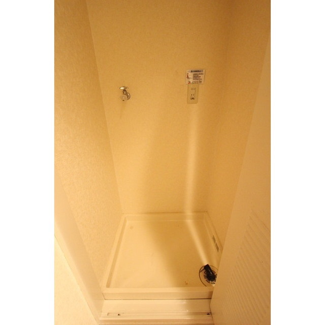 ハイライフ湘南 洗濯機置場（玄関横扉あり）