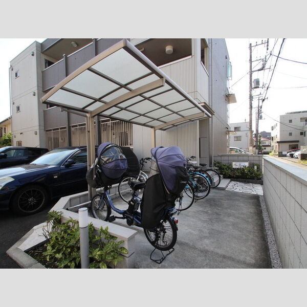 パインレジデンス201号室 屋根付き駐輪場